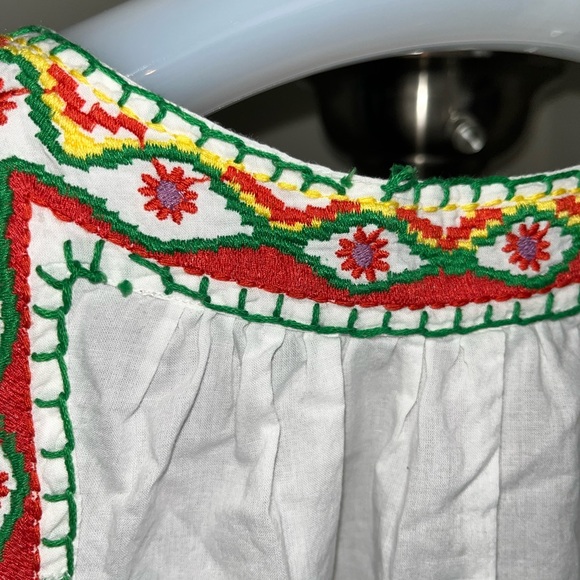 White embroidered tunic top. Two pockets in front. Never worn. Size L. - Picture 7 of 7